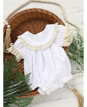 ⁦<h1 class="product_title entry-title">بدلة رومبر بيضاء من الدانتيل للبنات الصغيرات ناعمة وأنيقة بأكمام قصيرة مناسبة لموسم الزفاف والصيف</h1>⁩ - الصورة ⁦10⁩