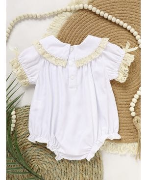 ⁦<h1 class="product_title entry-title">بدلة رومبر بيضاء من الدانتيل للبنات الصغيرات ناعمة وأنيقة بأكمام قصيرة مناسبة لموسم الزفاف والصيف</h1>⁩ - الصورة ⁦4⁩