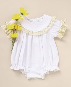 ⁦<h1 class="product_title entry-title">بدلة رومبر بيضاء من الدانتيل للبنات الصغيرات ناعمة وأنيقة بأكمام قصيرة مناسبة لموسم الزفاف والصيف</h1>⁩ - الصورة ⁦5⁩