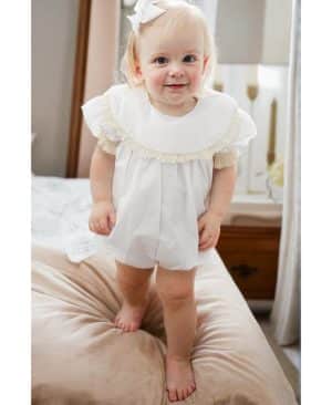 ⁦<h1 class="product_title entry-title">بدلة رومبر بيضاء من الدانتيل للبنات الصغيرات ناعمة وأنيقة بأكمام قصيرة مناسبة لموسم الزفاف والصيف</h1>⁩ - الصورة ⁦8⁩