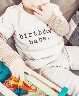 ⁦<h1 class="product_title entry-title">تيشيرت أطفال جديد بأكمام نصفية مطبوع عليه حروف باللون الماجنتا لعيد الميلاد</h1>⁩ - الصورة ⁦4⁩