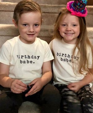 ⁦<h1 class="product_title entry-title">تيشيرت أطفال جديد بأكمام نصفية مطبوع عليه حروف باللون الماجنتا لعيد الميلاد</h1>⁩ - الصورة ⁦3⁩