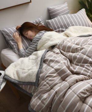 ⁦<h1 class="product_title entry-title">بطانيات فليس ورميات سميكة دافئة لشتاء مريح في المنزل، لحاف فائق النعومة، بطانيات فاخرة بلون موحد لمفروشات التوأم</h1>⁩ - الصورة ⁦4⁩