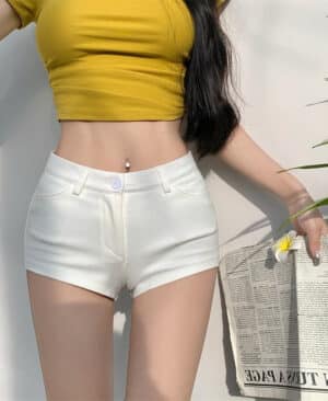 ⁦<h1 class="product_title entry-title">شورتات قصيرة ضيقة بيضاء للنساء</h1>⁩ - الصورة ⁦5⁩