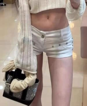 ⁦<h1 class="product_title entry-title">شورت جينز أبيض منخفض الخصر للنساء</h1>⁩ - الصورة ⁦3⁩